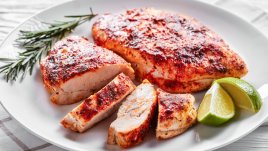 Печени чеснови пилешки гърди с паприка 