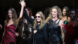 Животински принт, ярки цветове и фини материи от Roberto Cavalli за пролет/лято 2025