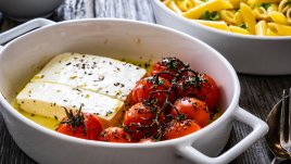 Запечено сирене фета с чери домати и маслини