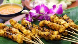 Пилешки шишчета сатай с фъстъчен сос