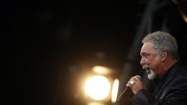 Том Джоунс вдигна на крака българската публика