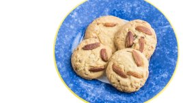 Кокосови маслени бисквити с цели бадеми 