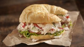 Салата с пилешко месо за солени кроасани