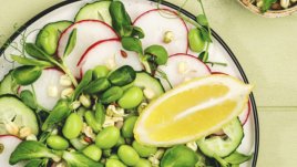 Салата с едамаме, репички и кедрови ядки