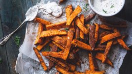 Пикантни сладки картофи на скара със сос