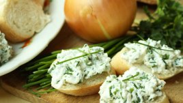 Крема сирене с чесън и свежи подправки