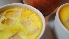 Летен крем карамел с праскови