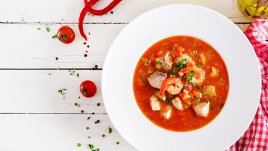 Пикантна доматена супа със скариди и чоризо