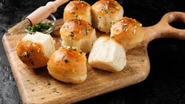 Малки хлебчета с моцарела, масло и чесън