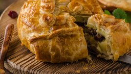 Сирене бри в бутертесто с ядки и сладко