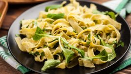 Спагети със спанак, козе сирене и кедрови ядки