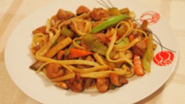 Лингуини със свинско и зеленчуци по китайски