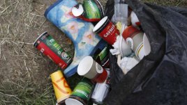 Да плащаме ли на децата когато хвърлят боклука?