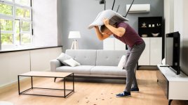 Хитър трик с лук гони хлебарките от дома