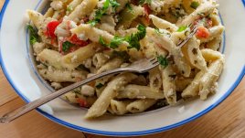 Салата с паста, рикота и сушени домати