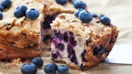 Кекс с тиквички, боровинки и канела 