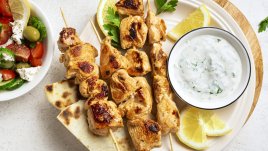 Разкошни летни гръцки рецепти за сувлаки и хумус