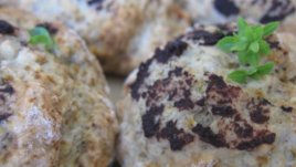 Питки с маслинена паста и пресен босилек