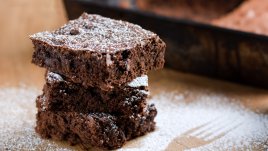 Лепкаво брауни с шоколадови парченца