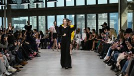 Божури и динамика в линиите в колекцията на Carolina Herrera за есен/зима 2024/2025