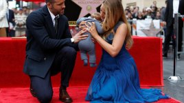 Блейк Лайвли и Райън Рейнолдс показаха бебето си за пръв път