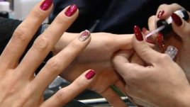 Акценти в празничния маникюр и плюсовете на гел лака (видео)