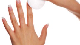 Как да почистим ноктите, когато нямаме лакочистител?