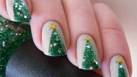 Коледен маникюр с елхички
