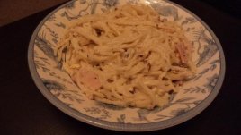 Спагети със сметанов сос и ядки