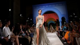 Лъскави материи и ресни в колекцията на Оскар де ла Рента за пролет/лято 2020