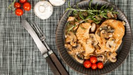 Свински котлети в гъбен сос