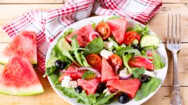 Лятна салата с диня, чери домати и рукола