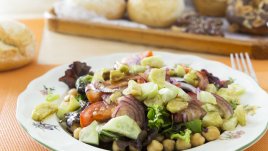 Салата с нахут, риба тон и сирене