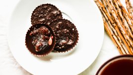 Мини шоколадови чашки с боровинки и кашу