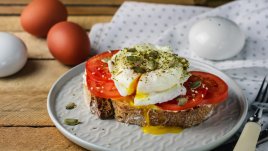 Поширани яйца Капрезе 