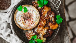 Пилешко с чесън и сос с кисело мляко