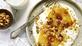 Запечени круши с мед, орехи и канела