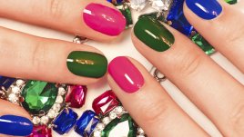 Цветни маникюри за къси нокти