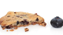 Бисквити със сини боровинки и бял шоколад