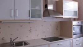 Кухня без микровълнова печка и домашна хлебопекарна