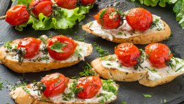 Брускети с рикота и запечени чери домати 