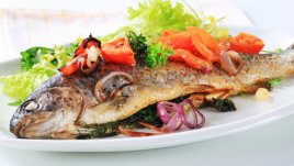 Филе от пъстърва с домати и босилек