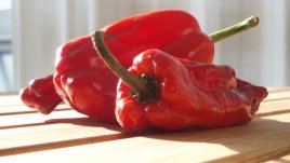 Салата с печени червени чушки и извара