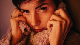 Актрисата Виолина Доцева дебютира на музикалната сцена с песента „НАУЧИ МЕ“