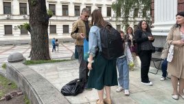 Юлиан Вергов раздава ябълки пред Народния театър