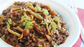 Топла салата с леща, гъби и бекон