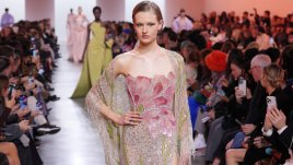 Ели Сааб представи колекцията си Висша мода – деним и цветя за пролет/лято 2025 (+Снимки)