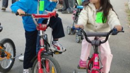 Az-deteto.bg събра деца с велосипеди и ролери, а и бащи с колички