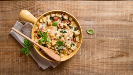 Запеканка с хляб, сирена и зеленчуци 