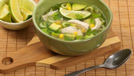Пилешка супа с авокадо и лайм